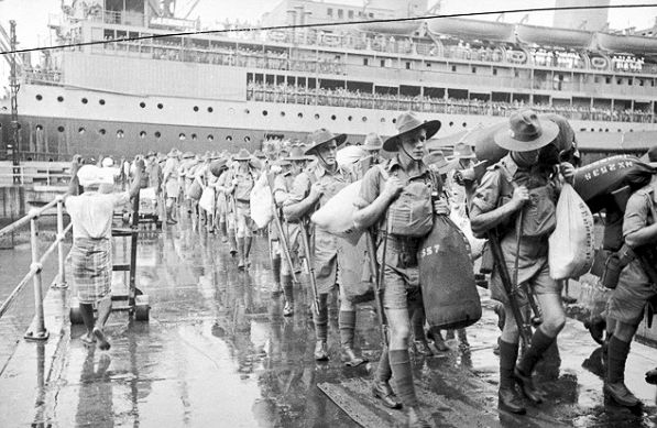 Australian troops arrive in Singapore